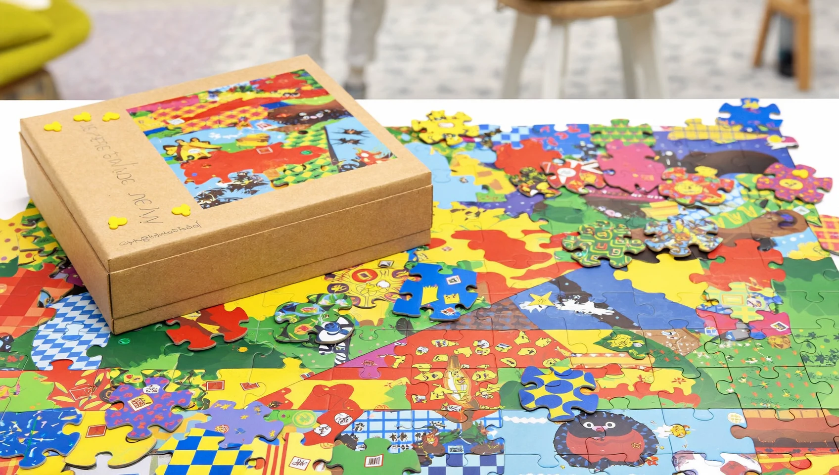 Illustration: farbenfrohe Puzzle-Stücke auf einem hellen Tisch